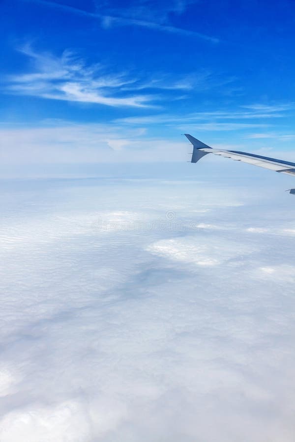 Volo dell'aeroplano - vista della finestra sopra le nuvole fotografia stock libera da diritti Volo dell'aeroplano - vista della finestra sopra le nuvole fotografia stock libera da diritti