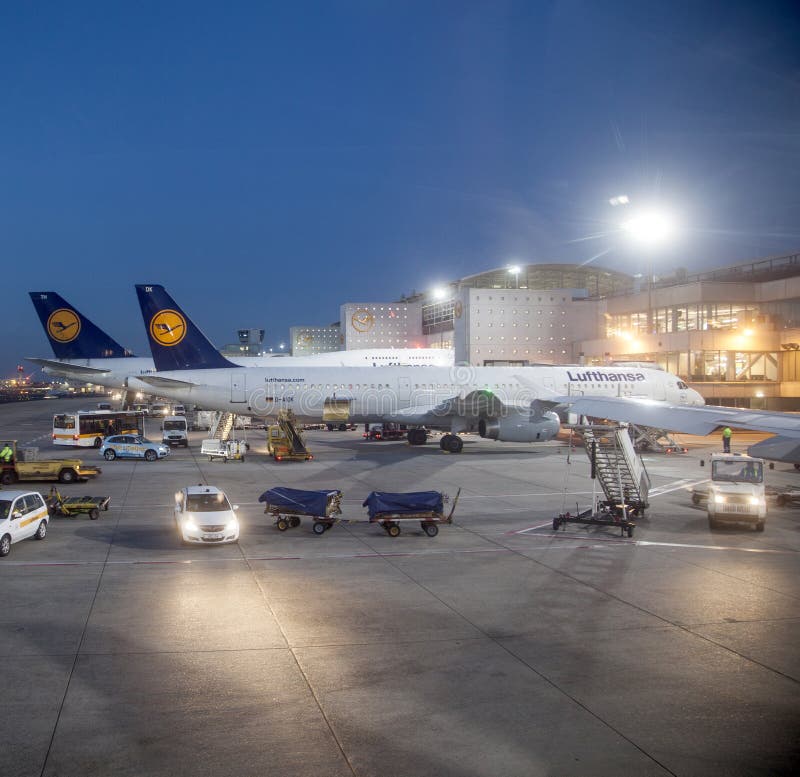Volo di Lufthansa al portone immagini stock Volo di Lufthansa al portone immagini stock