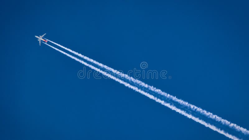 Volo piano nel cielo immagine stock Volo piano nel cielo immagine stock