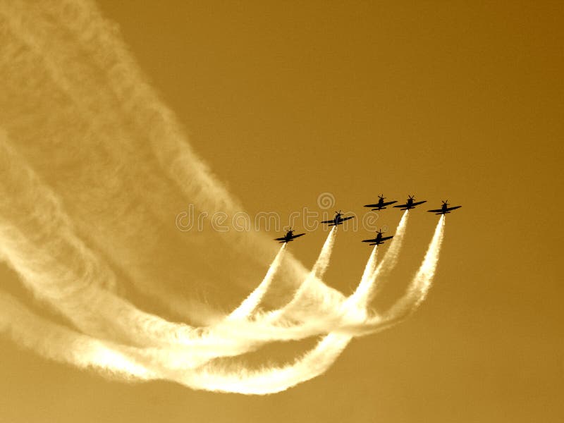 Volo sincronizzato V della squadra fotografia stock Volo sincronizzato V della squadra fotografia stock