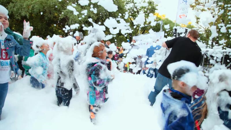 Vologda russia luglio 2019 : cadute di schiuma su adulti e bambini che si divertono per strada