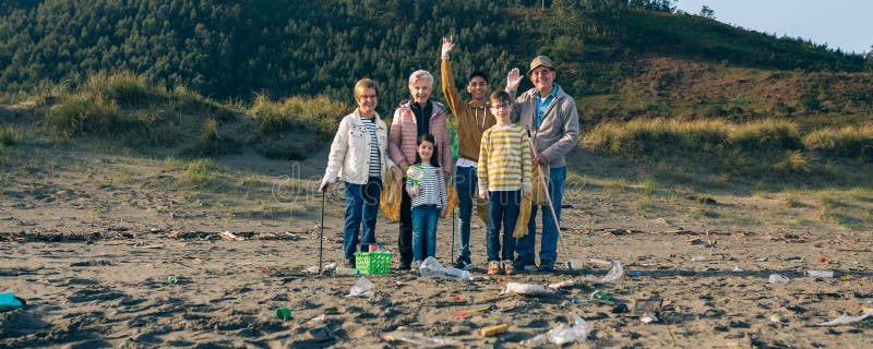 Volontaires prêts à nettoyer la plage photos stock