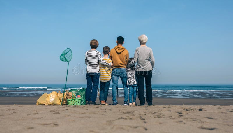 Volontaires à regarder vers l'arrière la mer photographie stock