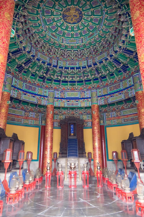 Imperial Vault of Heaven in the Temple of Heaven. God and heaven is a place eight generations of ancestors of the emperor on the tablets of the place. Imperial Vault of Heaven Ming Jiajing nine years (1530). First round for the eaves construction, the name Thai Temple, the main hall is the Circular Mound altar. The ceremony for the daily worship Sitian Gongshen version of temples. Seventeen years Jiajing (1538) renamed the Imperial Vault of Heaven. Seventeen years the Qing Emperor Qianlong (1752) into this style. Imperial Vault of Heaven Temple high 19.5 meters, diameter of 15.6 meters, wooden arch structure, Yan Zhu, Kim Joo all 8, south to open an account, Linghua frame sliding door windows, sills blue glass wall, something sealed on three sides to the north both dry brick placed in the top. Hall domed roof, the center posted Jinpan Long caisson, paste Jinshuang Long ceilings, Kim Joo Lotus Scroll laced with gold, inside and outside, and Xi Shi Jinlong painting. Hall before the middle of a round stone after Qiaojiao Xu Mizuo, seat height 1.51 m, 2.53 m diameter. Rigorous, sophisticated, overlying blue tile golden dome, sophisticated and dignified. Hall flowering caisson caisson for the green tone of the dragon, the dragon design center for the Daikin Group, is a masterpiece of ancient architecture. The surrounding wall was round, played the role of acoustic, it is also called the whispering gallery. Imperial Vault of Heaven in the Temple of Heaven. God and heaven is a place eight generations of ancestors of the emperor on the tablets of the place. Imperial Vault of Heaven Ming Jiajing nine years (1530). First round for the eaves construction, the name Thai Temple, the main hall is the Circular Mound altar. The ceremony for the daily worship Sitian Gongshen version of temples. Seventeen years Jiajing (1538) renamed the Imperial Vault of Heaven. Seventeen years the Qing Emperor Qianlong (1752) into this style. Imperial Vault of Heaven Temple high 19.5 meters, diameter of 15.6 meters, wooden arch structure, Yan Zhu, Kim Joo all 8, south to open an account, Linghua frame sliding door windows, sills blue glass wall, something sealed on three sides to the north both dry brick placed in the top. Hall domed roof, the center posted Jinpan Long caisson, paste Jinshuang Long ceilings, Kim Joo Lotus Scroll laced with gold, inside and outside, and Xi Shi Jinlong painting. Hall before the middle of a round stone after Qiaojiao Xu Mizuo, seat height 1.51 m, 2.53 m diameter. Rigorous, sophisticated, overlying blue tile golden dome, sophisticated and dignified. Hall flowering caisson caisson for the green tone of the dragon, the dragon design center for the Daikin Group, is a masterpiece of ancient architecture. The surrounding wall was round, played the role of acoustic, it is also called the whispering gallery.