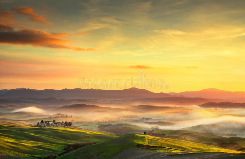 Volterra mgłowa panorama, toczni wzgórza i zieleni pola na sunse, zdjęcia stock Volterra mgłowa panorama, toczni wzgórza i zieleni pola na sunse, zdjęcia stock