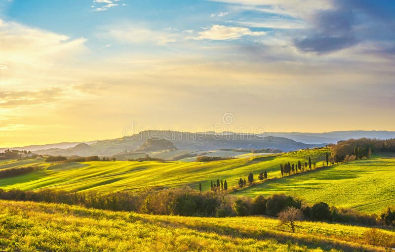 Volterra panorama, colline mobili, campi verdi e strade bianche Toscana, Italia
