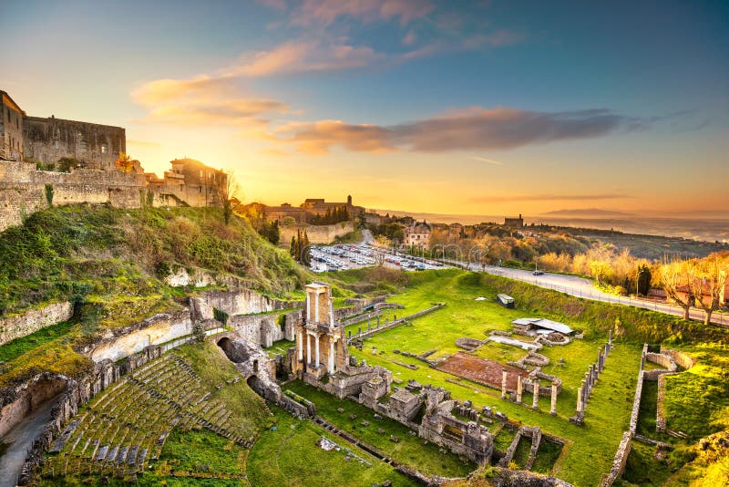 Volterra, römische Theaterruinen bei Sonnenuntergang Toskana, Italien stockfotografie Volterra, römische Theaterruinen bei Sonnenuntergang Toskana, Italien stockfotografie