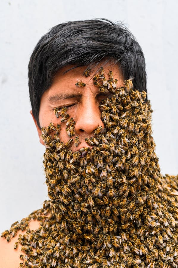 Volto umano coperto da api.