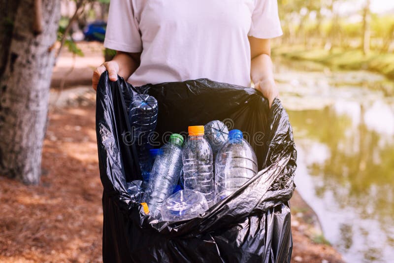 Mucha Gente Arrojó Muchas Bolsas Negras De Basura Al Suelo. Concepto Sucio,  Sucio Y Sucio Fotos, retratos, imágenes y fotografía de archivo libres de  derecho. Image 90364410