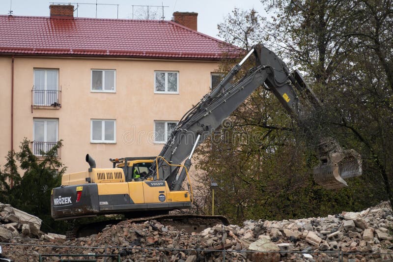 Volvo EC3800L escavador demolindo prédios antigos imagem de stock