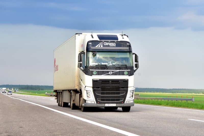 Volvo Fh Ciężarówka Girteka Logistyka Z Naczepą Prowadzącą Wzdłuż Autostrady. Dostawa Towarów Drogą. Usługi I Transport Obraz Editorial - Obraz Złożonej Z Lato, Deliveryman: 213736610