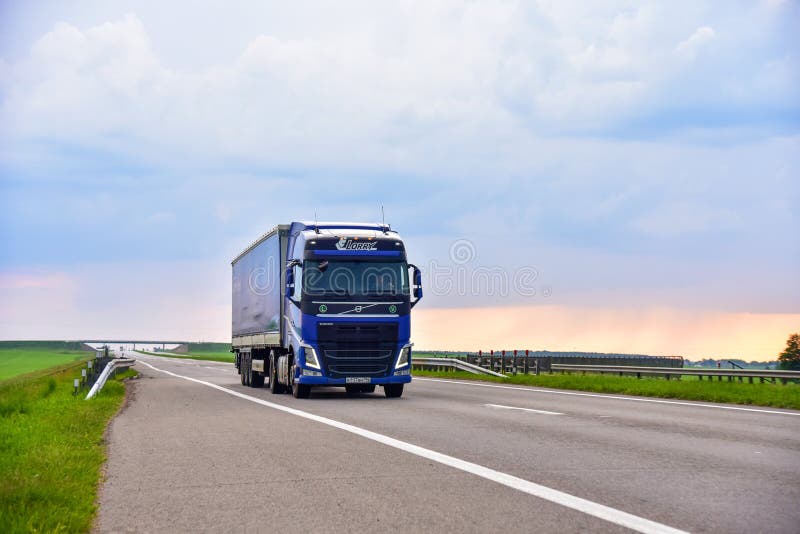 Volvo Fh Ciężarówka Girteka Logistyka Z Naczepą Prowadzącą Wzdłuż Autostrady. Dostawa Towarów Drogą. Fotografia Editorial - Obraz Złożonej Z Naczepa, Europejczycy: 187063777