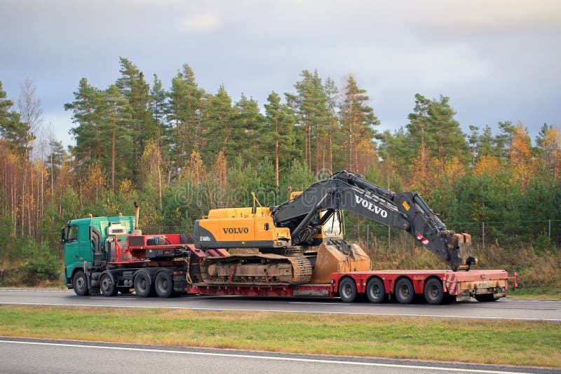 Czerwona Volvo FM Ciężarówka Wyposażająca Z Ciężkim