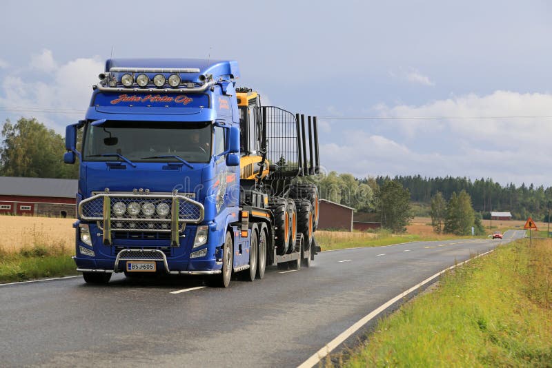 Volvo FH13 transporte l'expéditeur de Ponsse sur la route images libres de droits Volvo FH13 transporte l'expéditeur de Ponsse sur la route images libres de droits