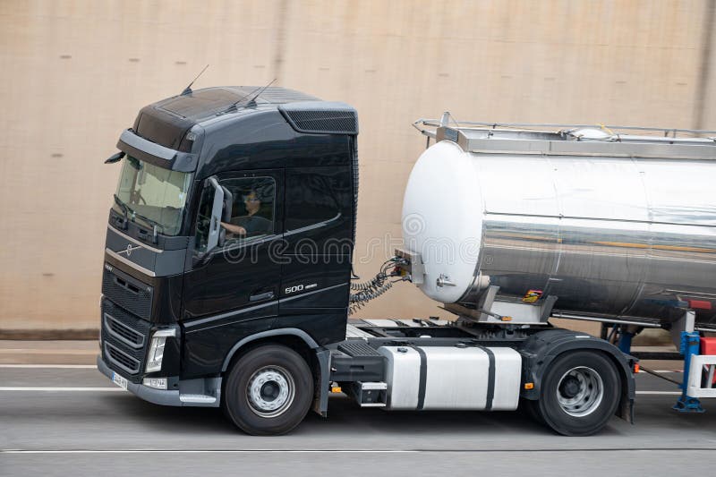 Volvo negro camión de la fh cargando un remolque de contenedor blanco a lo largo de barcelonas ronda litoral. Un camión de volvo negro que carga un remolque de contenedor blanco a lo largo de barcelonas ronda litoral