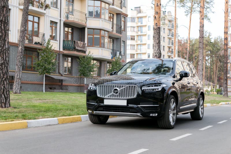 Volvo negro XC90 en la calle foto de archivo