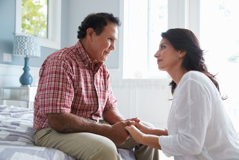 Volwassen Dochter Troostende Vader Suffering With Dementia stock foto Volwassen Dochter Troostende Vader Suffering With Dementia stock foto
