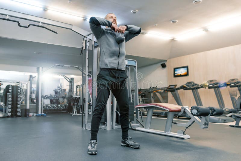 Volwassen knappe gebaarde mens die lichaamsbewegingen in de gymnastiek doen Sportrehabilitatie, leeftijd, gezond levensstijlconce royalty-vrije stock fotografie Volwassen knappe gebaarde mens die lichaamsbewegingen in de gymnastiek doen Sportrehabilitatie, leeftijd, gezond levensstijlconce royalty-vrije stock fotografie