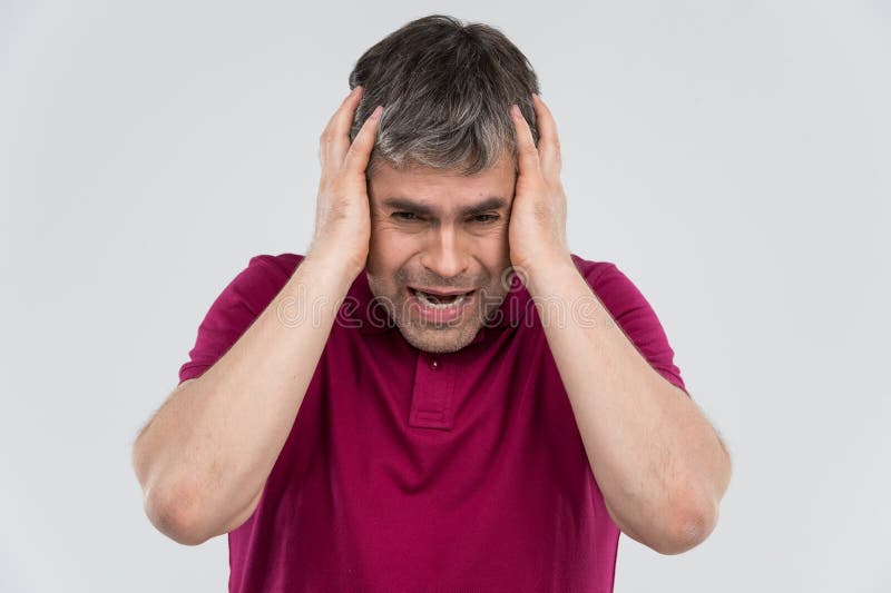 Volwassen mens in depressie met handen op hoofd royalty-vrije stock afbeeldingen Volwassen mens in depressie met handen op hoofd royalty-vrije stock afbeeldingen