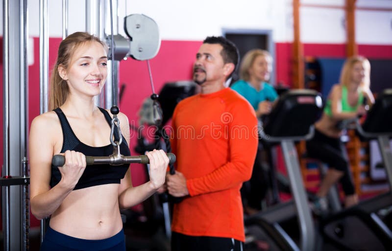 Volwassen mensen die sterkte opleiding in gymnastiek hebben stock afbeelding Volwassen mensen die sterkte opleiding in gymnastiek hebben stock afbeelding