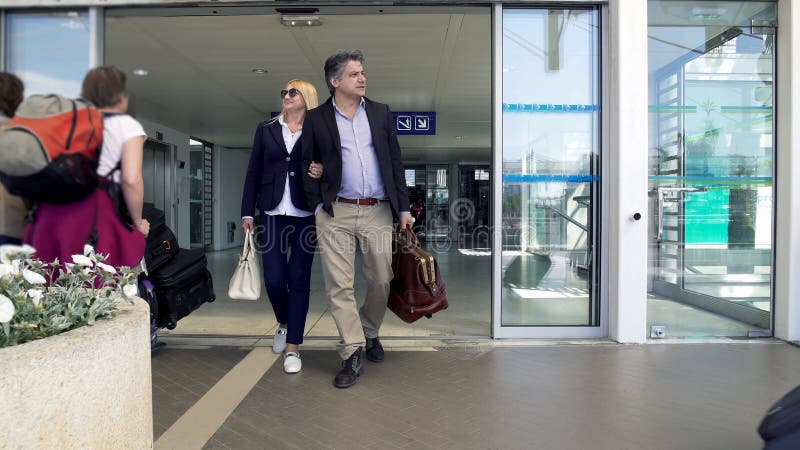Volwassen paar die luchthaven, mensen verlaten die op vakantie, familievakantie aankomen royalty-vrije stock foto's Volwassen paar die luchthaven, mensen verlaten die op vakantie, familievakantie aankomen royalty-vrije stock foto's