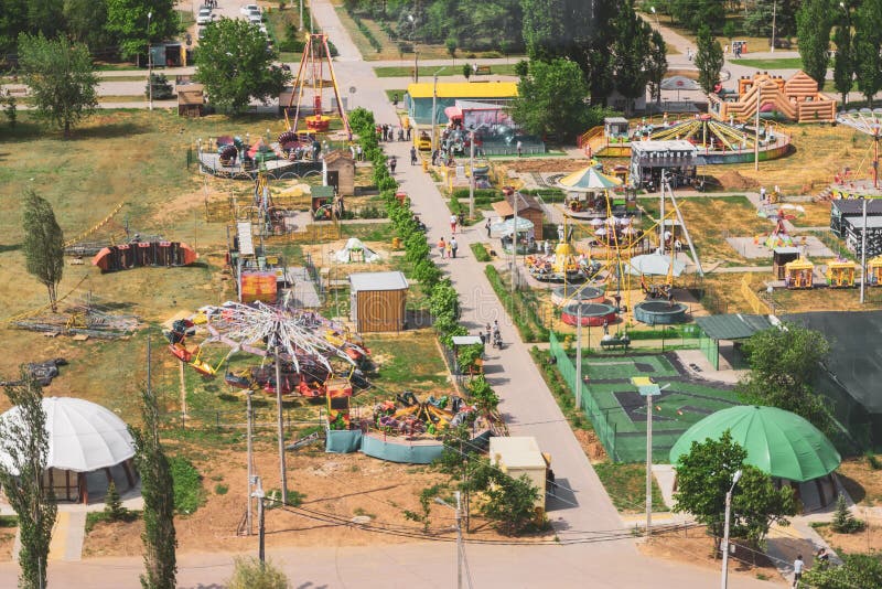 Volzhsky, Rusia - 1 de junio de 2019: El parque ruso es una visión superior fotos de archivo Volzhsky, Rusia - 1 de junio de 2019: El parque ruso es una visión superior fotos de archivo