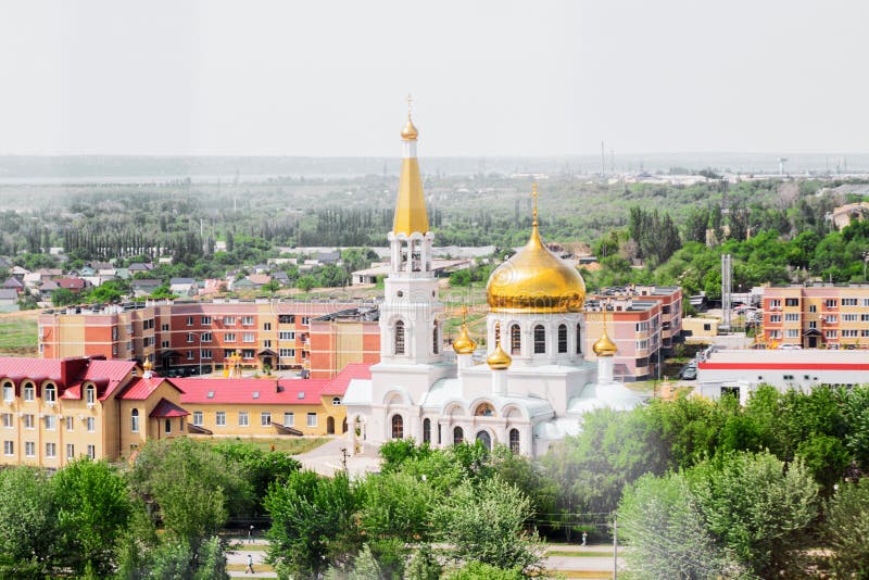 Volzhsky, Rusia - 1 de junio de 2019: Opinión rusa de la ciudad de la opinión superior del templo imagen de archivo Volzhsky, Rusia - 1 de junio de 2019: Opinión rusa de la ciudad de la opinión superior del templo imagen de archivo