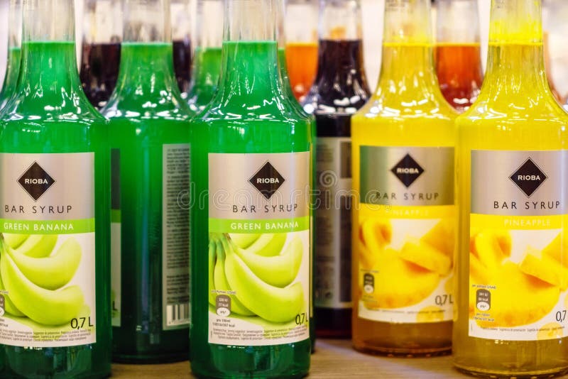 Volzhsky, Rusia - 26 de junio de 2019: Productos de las bebidas de Rioba del jarabe de la venta del hipermercado en los almacenes imagen de archivo libre de regalías Volzhsky, Rusia - 26 de junio de 2019: Productos de las bebidas de Rioba del jarabe de la venta del hipermercado en los almacenes imagen de archivo libre de regalías