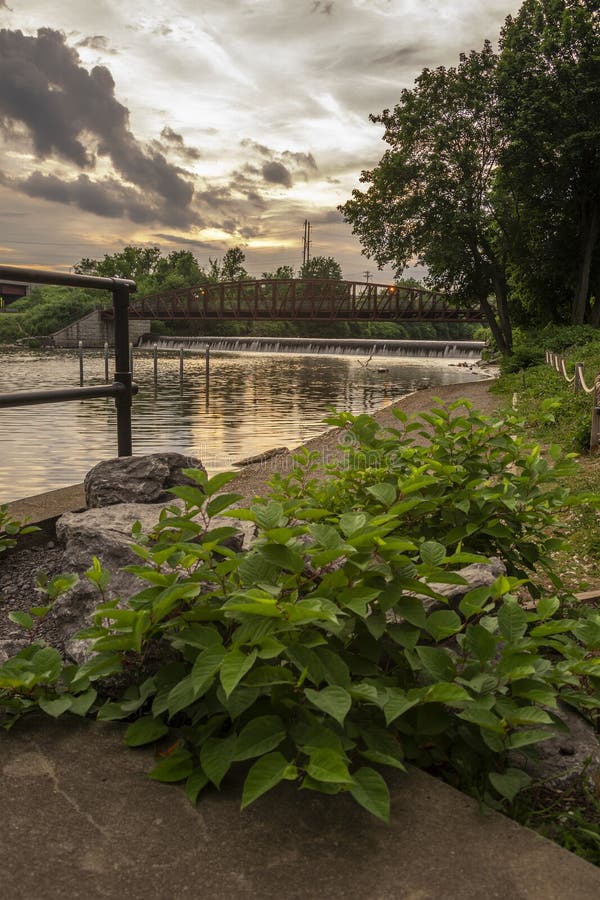 Vom Menschen geschaffener Wasserfall auf dem Mohawk River im Bellamy Harbour Park, Rom, New York (vertikal stockfotos Vom Menschen geschaffener Wasserfall auf dem Mohawk River im Bellamy Harbour Park, Rom, New York (vertikal stockfotos