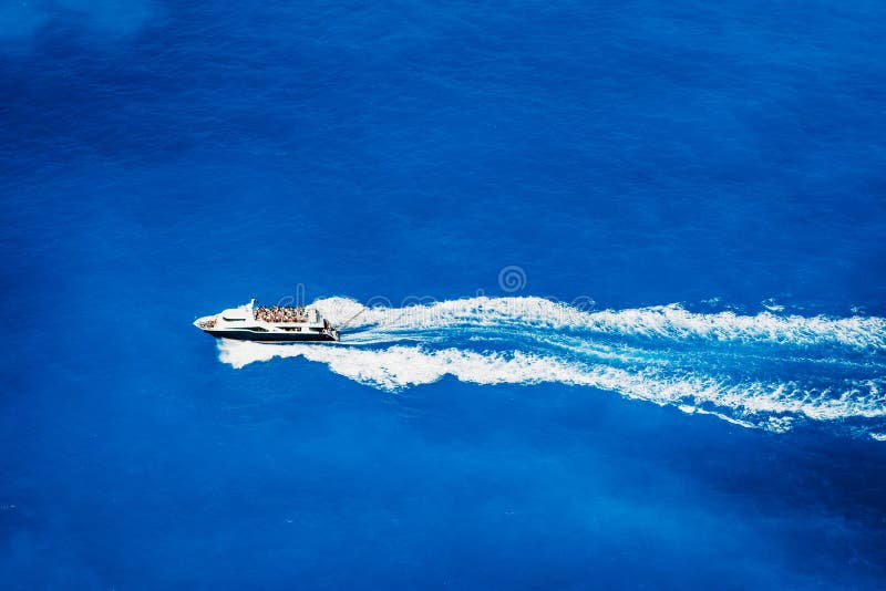 Von der Luftdraufsicht des touristischen Schnellbootsegelns im tiefen blauen Meer lizenzfreie stockfotografie Von der Luftdraufsicht des touristischen Schnellbootsegelns im tiefen blauen Meer lizenzfreie stockfotografie