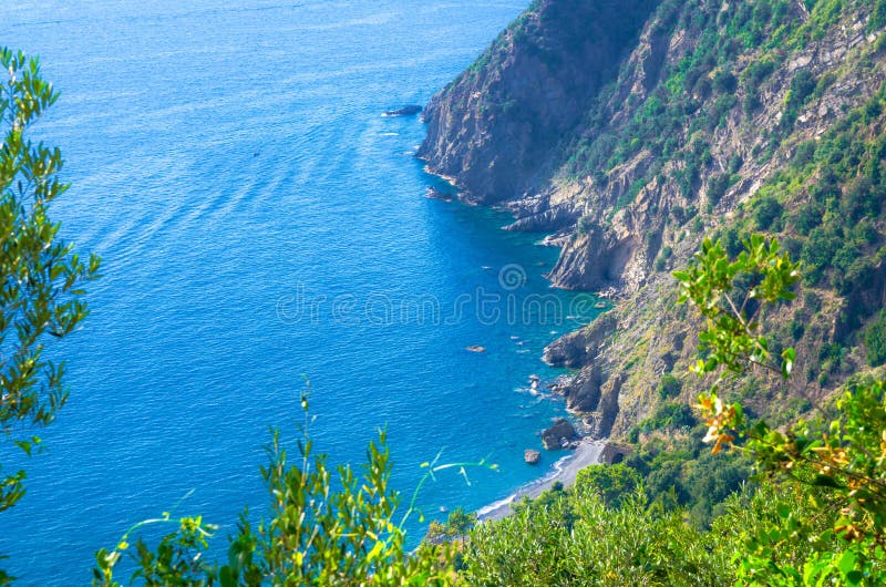 Von der Luftdraufsicht von Strand, von Felsen, von Klippen und von Wasser Guvano des Golfs von Genua, Ligurisches Meer, Küstenlin