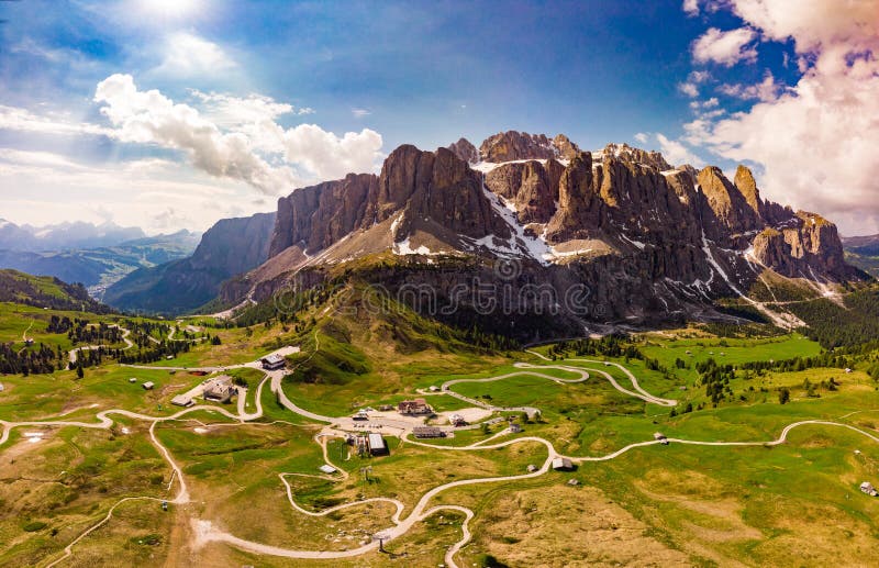 Von der Luftdraufsicht vom Brummen zur wunderbaren alpinen Landschaft und von den Wiesen am Durchlauf Gardena mit majestätischer lizenzfreie stockfotografie Von der Luftdraufsicht vom Brummen zur wunderbaren alpinen Landschaft und von den Wiesen am Durchlauf Gardena mit majestätischer lizenzfreie stockfotografie