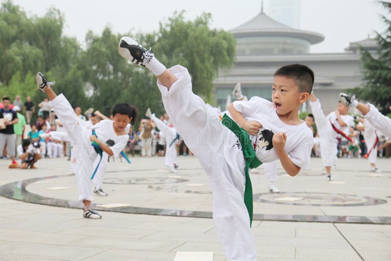 von Kindern Xi'ans Taekwondo in der Xi'an-Museumsquadratleistung lizenzfreies stockfoto von Kindern Xi'ans Taekwondo in der Xi'an-Museumsquadratleistung lizenzfreies stockfoto