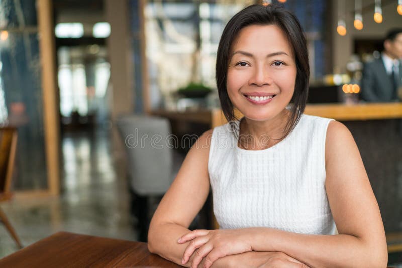 Von mittleren Alters lächelnder Portrait der glücklichen eleganten asiatischen Geschäftsfrau Schöne Reife Chinas Geschäftsfrau Vo lizenzfreie stockfotos