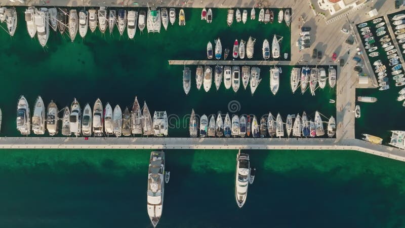 Von oben nach unten Blick auf Yachten in der Nähe des Pier in Marina. Jachten und Schiffe im Hafen auf See