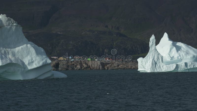 von zwei Icebergs umgebene Wohnungen auf dem Land