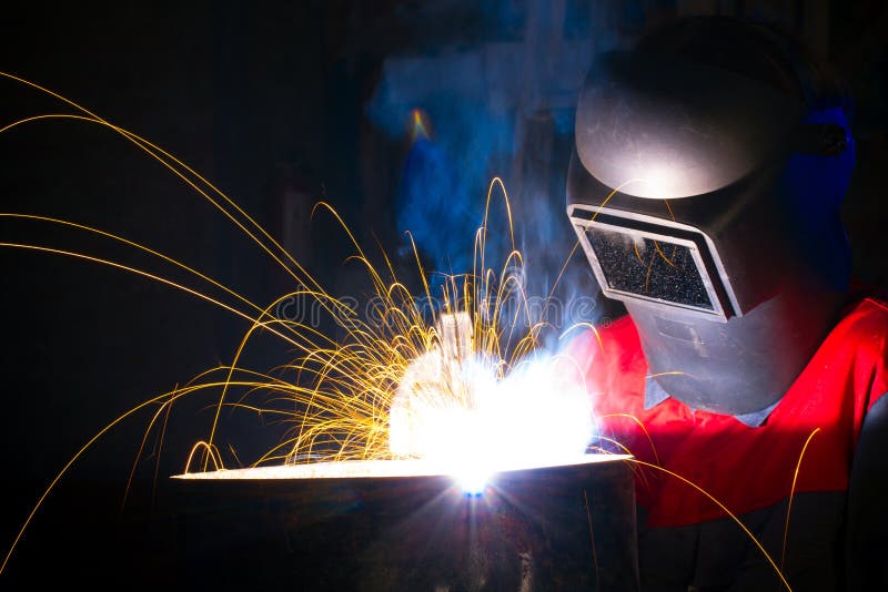 Vonken en rook terwijl het lassen stock foto Vonken en rook terwijl het lassen stock foto