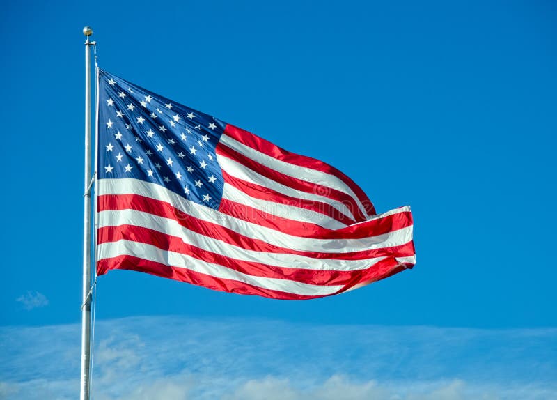 Voo da bandeira americana acima das nuvens fotografia de stock Voo da bandeira americana acima das nuvens fotografia de stock