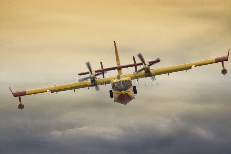 Voo de combate ao fogo dos aviões baixo durante a exposição fotografia de stock Voo de combate ao fogo dos aviões baixo durante a exposição fotografia de stock