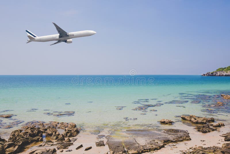Voo do avião comercial sobre o uso azul bonito da praia do mar do oceano e da ilha para a viagem das férias das férias de verão fotografia de stock Voo do avião comercial sobre o uso azul bonito da praia do mar do oceano e da ilha para a viagem das férias das férias de verão fotografia de stock