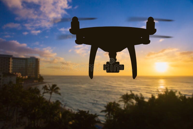 Voo do zangão acima da praia de Waikiki em Havaí imagem de stock Voo do zangão acima da praia de Waikiki em Havaí imagem de stock