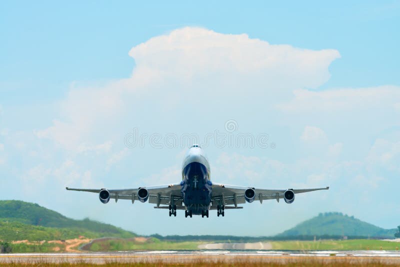 Voo grande do avião do passageiro e descolagem de um aeroporto imagem de stock royalty free Voo grande do avião do passageiro e descolagem de um aeroporto imagem de stock royalty free