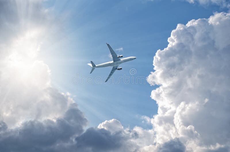 Voo no céu azul, altura do avião de ganho, brilho através das nuvens, vista inferior do sol fotos de stock royalty free Voo no céu azul, altura do avião de ganho, brilho através das nuvens, vista inferior do sol fotos de stock royalty free
