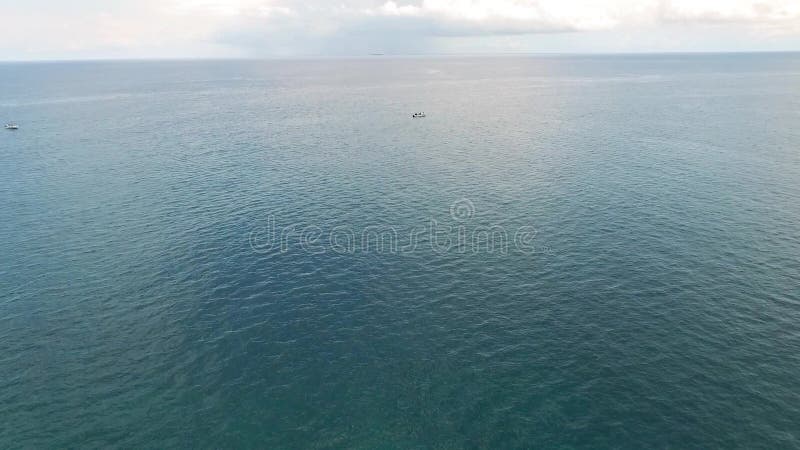 Voo sobre o Oceano Índico em Mauritiu Barco sozinho na água