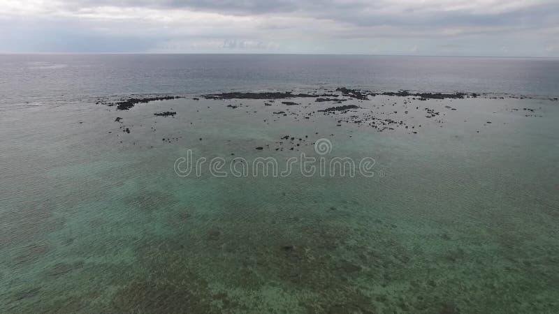 Voo sobre o Oceano Índico perto da costa de Maurícias