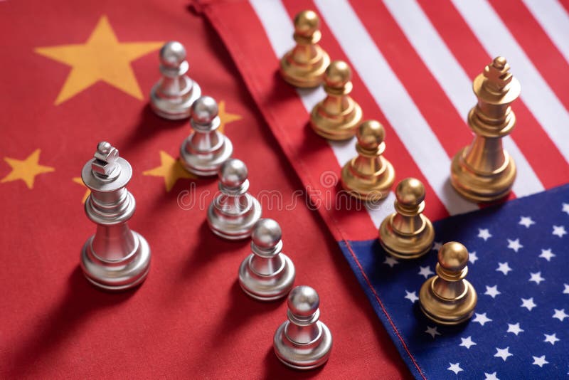 Voor achtergrond of Web De twee teamtribune confronteert elkaar op de nationale vlaggen van China en van de V.S. Het Concept van royalty-vrije stock fotografie Voor achtergrond of Web De twee teamtribune confronteert elkaar op de nationale vlaggen van China en van de V.S. Het Concept van royalty-vrije stock fotografie
