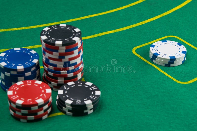 Voor de groene lijst, voor het gokken voor geld, zijn er kaarten en spaanders voor het spelen in het casino royalty-vrije stock fotografie Voor de groene lijst, voor het gokken voor geld, zijn er kaarten en spaanders voor het spelen in het casino royalty-vrije stock fotografie