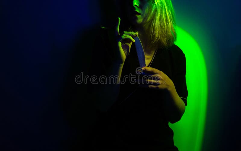 Voor jezelf en je manicure zorgen. manicuristisch meisje met nagelschaar in handen in neonlicht royalty-vrije stock foto Voor jezelf en je manicure zorgen. manicuristisch meisje met nagelschaar in handen in neonlicht royalty-vrije stock foto