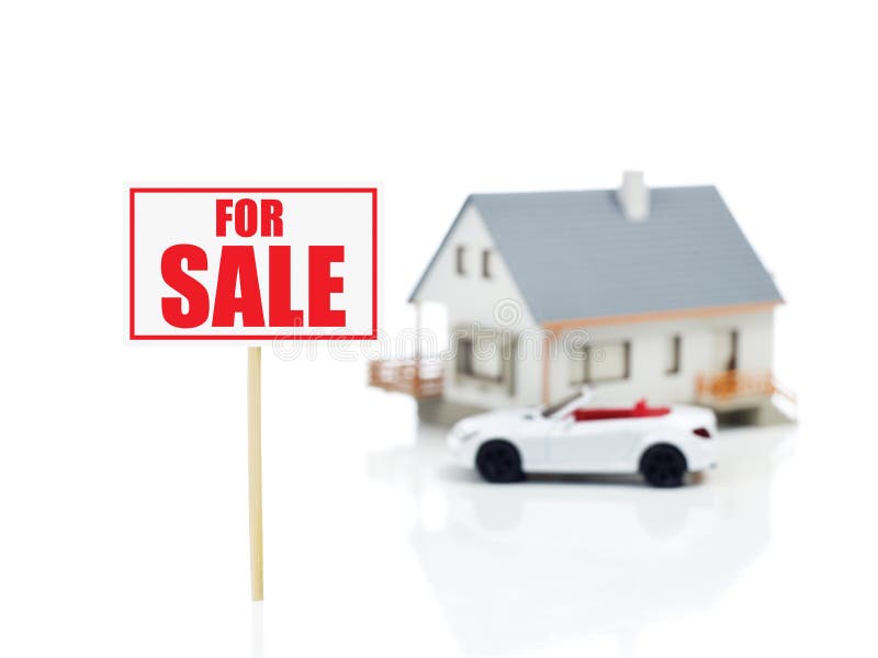 Voor verkoopteken en huismodel en auto stock foto Voor verkoopteken en huismodel en auto stock foto