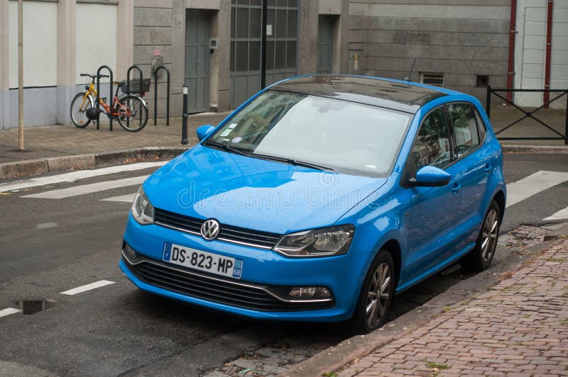 Vooraanzicht Blauw Polo Geparkeerd in De Straat Redactionele Stock Foto - Image duitsland, redactie: 157804393